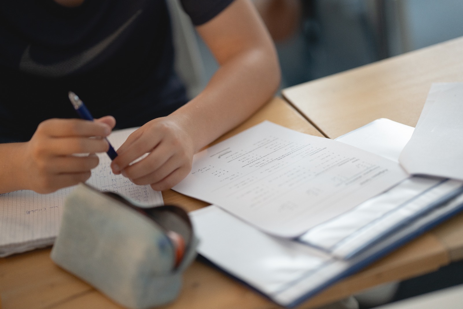 Wöchentliche Lernroutine oder Intensivkurs – was wirkt bei der Vorbereitung auf die Aufnahmeprüfung besser?